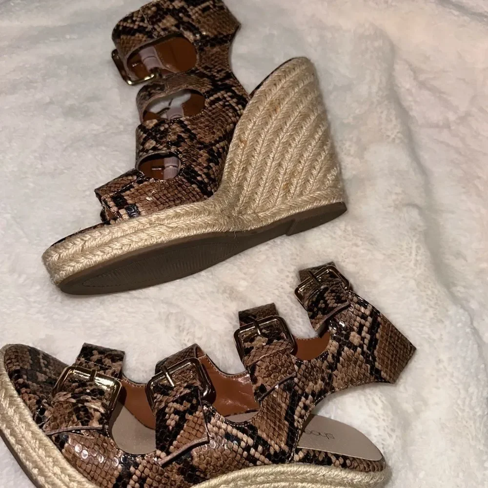 Shoe Dazzle Snakeskin buckle espadrilles wedges sz 7.5 NWOT